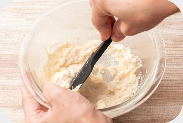 耐熱ボウルでAを混ぜたら、レンジ加熱してよく混ぜる （C）ぼく／KADOKAWA