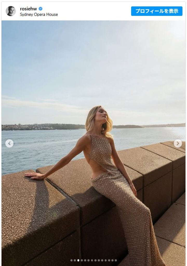 ゴールドのカットアウトドレスをまとったロージー・ハンティントン＝ホワイトリー ※「ロージー・ハンティントン＝ホワイトリー」Instagram width=