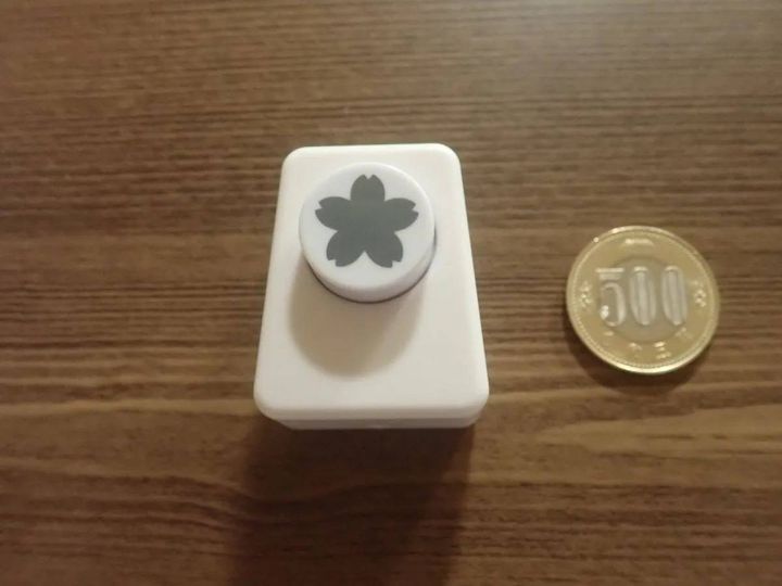 DAISO(ダイソー)：クラフトパンチ(さくら型)