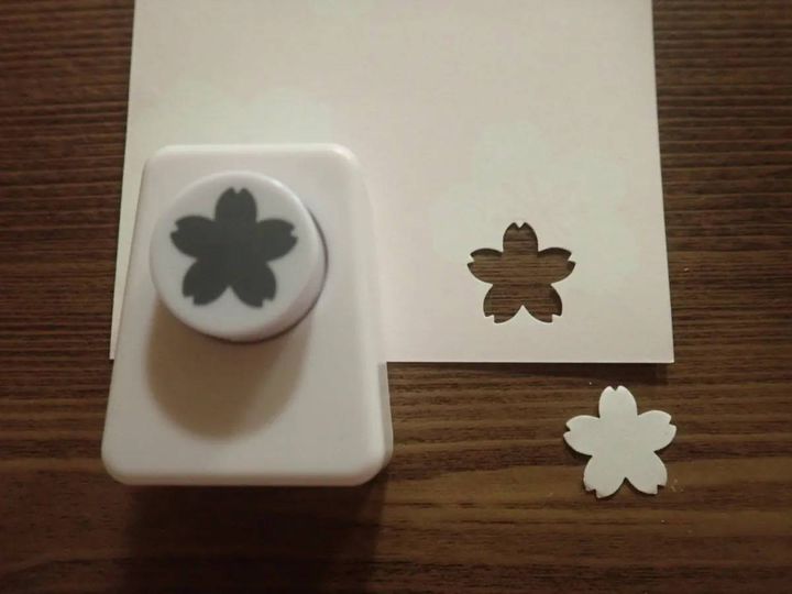 DAISO(ダイソー)：クラフトパンチ(さくら型)