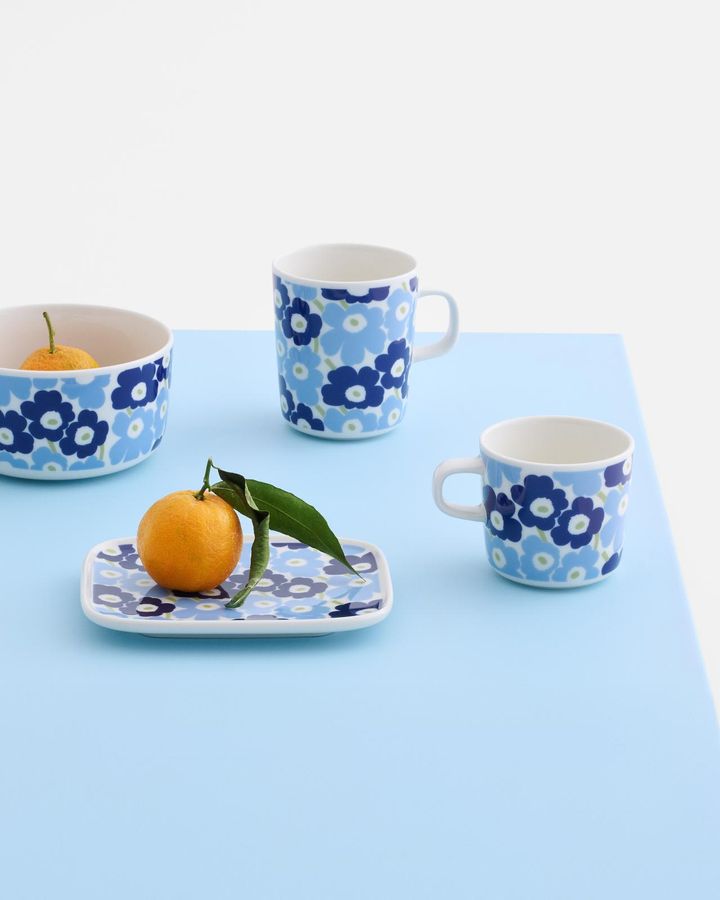 画像: （手前から時計まわりに）Pikkuinen Unikko 12×15cm プレート ￥4,730、同 5dl ボウル ￥5,720、同 2.5dl マグカップ ￥4,620、同 2dl コーヒーカップ ￥4,180／すべてマリメッコ 出典：www.marimekko.jp