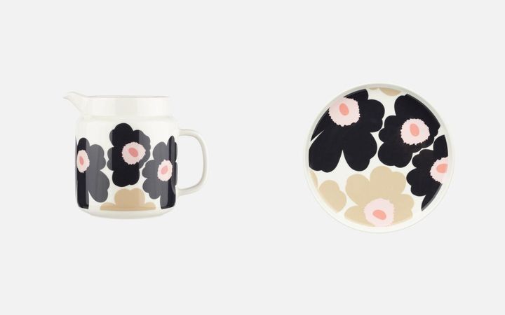 画像: （左から）Unikko ピッチャー ￥15,400（限定品）、同 20.5cm プレート ￥6,820／ともにマリメッコ 出典：www.marimekko.jp