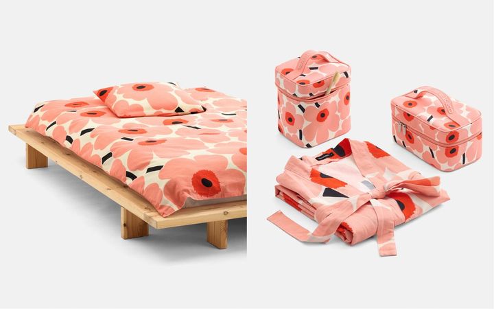 画像: 写真右：Unikko 50×60cm ピローケース ￥10,560、Unikko 150×210cm デュベカバー ￥44,000 写真左：（手前から時計まわりに）Unikko バスローブ ￥48,400、Mini Unikko コスメバッグ ￥23,100、同 コスメティックバッグ￥20,900 ／すべてマリメッコ