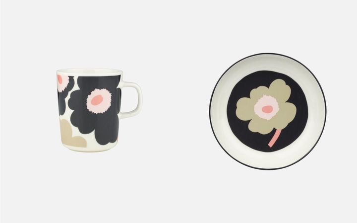画像: （左から）Unikko 2.5dl マグカップ ￥4,620、同 20cmプレート ￥5,390／ともにマリメッコ 出典：www.marimekko.jp