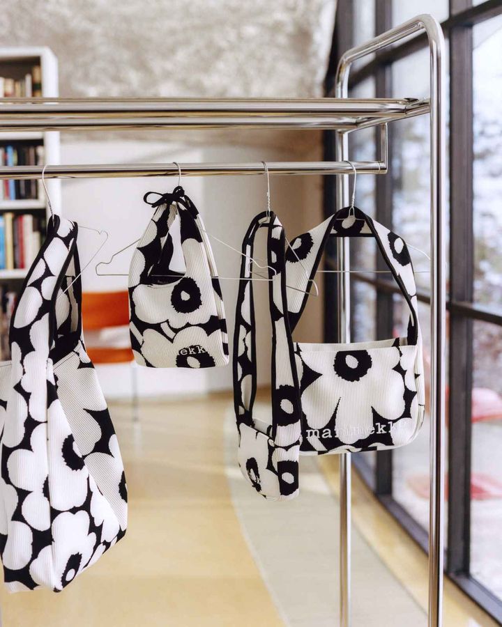 画像: （左から）Unikko ラージバッグ ￥48,400、同 ミニトート ￥29,700、同 ミニショルダーバッグ ￥30,800、同 ショルダーバッグ ￥33,000／マリメッコ 出典：www.marimekko.jp
