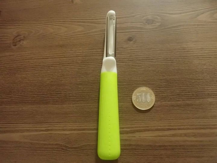 DAISO(ダイソー)：たて型ピーラー(グリップ付)