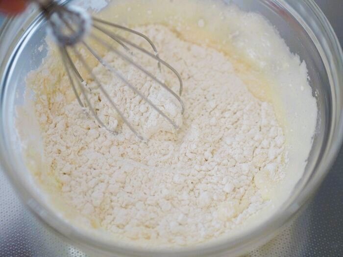 市販のアイスとホットケーキミックスだけ！おいしいカップケーキに大変身♡【焼くだけ簡単おやつ】