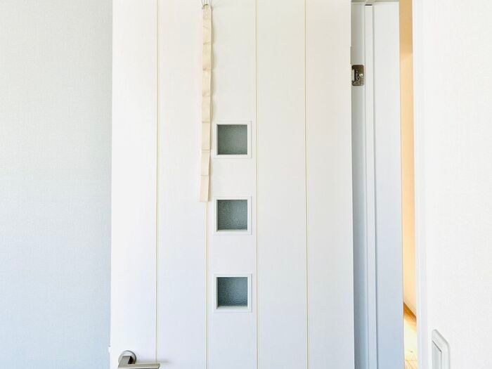 【セリア】何もない縦スペースが収納に変化！『60cmの優秀ベルト』ですぐにお部屋がすっきり♡