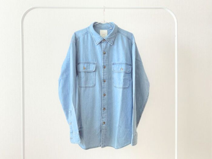 【ユニクロ】話題の『コラボシャツ』が40代の春コーデに大活躍の予感！大人も着やすい正統派デザイン