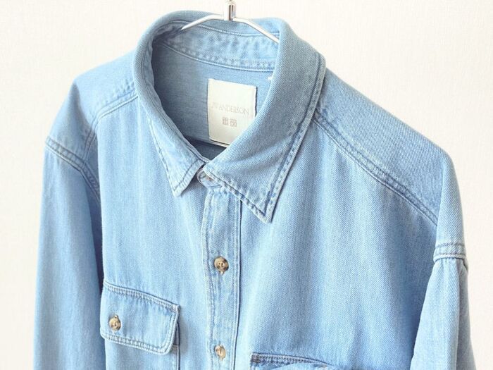 【ユニクロ】話題の『コラボシャツ』が40代の春コーデに大活躍の予感！大人も着やすい正統派デザイン