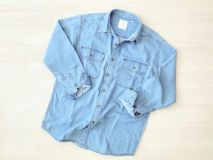 【ユニクロ】話題の『コラボシャツ』が40代の春コーデに大活躍の予感！大人も着やすい正統派デザイン