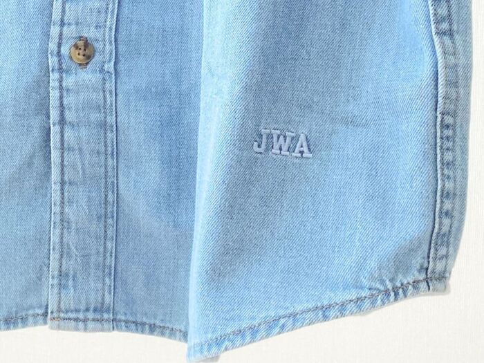 【ユニクロ】話題の『コラボシャツ』が40代の春コーデに大活躍の予感！大人も着やすい正統派デザイン