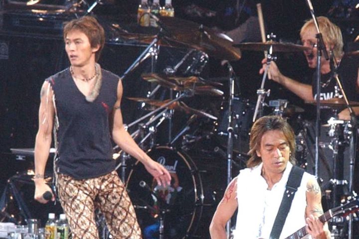 日本が誇る最強のロックユニット「B’z」。デビューから35年以上を経てもなお、進化を止めない彼らの活動は常にファンの想像を超えていきます。今回は、近年のニュースから厳選した「激やば」なB’zエピソードをご紹介します。