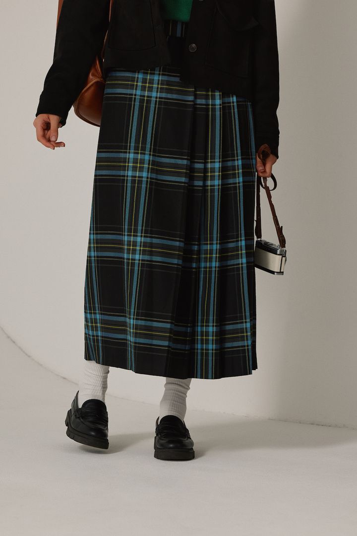 コンパクトなジャケットで脚長効果。キルトスカートを主役にグッドガール気分【FUDGE FRIEND おしゃれさんの毎日コーディネート vol.652｜RAN】