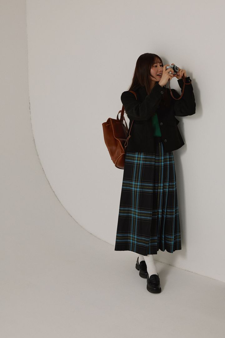 コンパクトなジャケットで脚長効果。キルトスカートを主役にグッドガール気分【FUDGE FRIEND おしゃれさんの毎日コーディネート vol.652｜RAN】