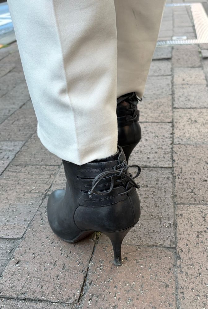 ショートブーツはフェラガモ