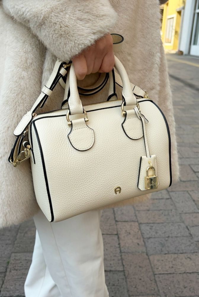 バッグはアイグナー