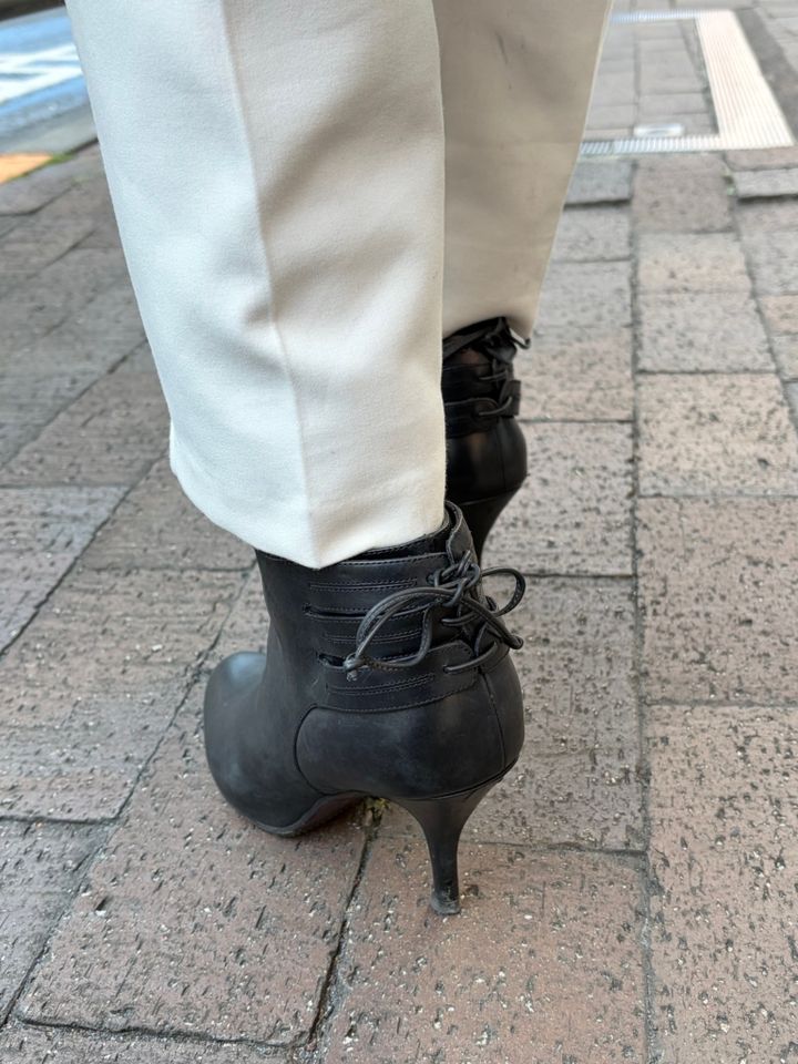 ショートブーツはフェラガモ