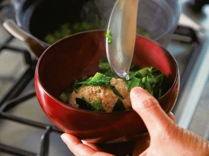 北京生まれの料理家ウー・ウェンさんの、我が家の一生ものおかず「鶏団子と小松菜の煮物」の作り方。栄養満点ですよ♪