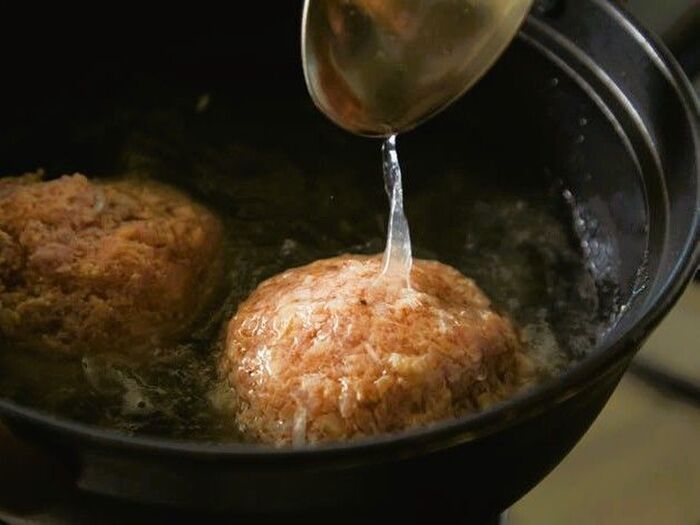 北京生まれの料理家ウー・ウェンさんの、我が家の一生ものおかず「鶏団子と小松菜の煮物」の作り方。栄養満点ですよ♪