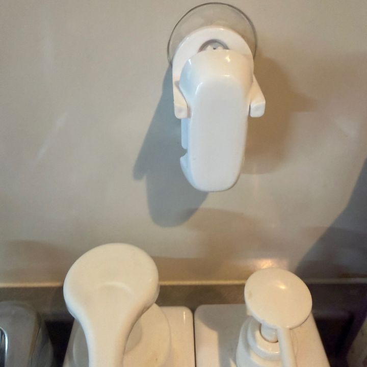 【ダイソー】もう放置しない！鏡や洗面台、シンクにまでぴったり！