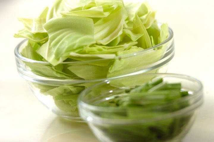 キャベツとニラのスープの下準備1