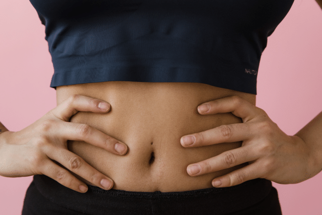 お腹に手を当てる人