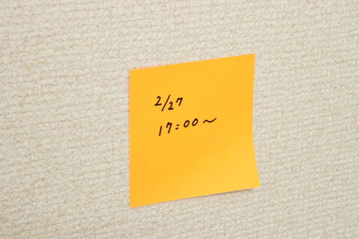 ダイソーの壁に貼れるふせん（50枚、オレンジ）を壁に貼る