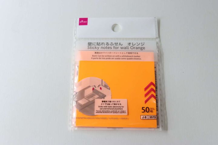 ダイソーの壁に貼れるふせん（50枚、オレンジ）のパッケージ
