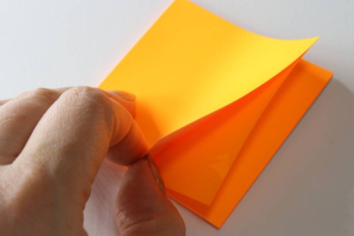 ダイソーの壁に貼れるふせん（50枚、オレンジ）をめくる