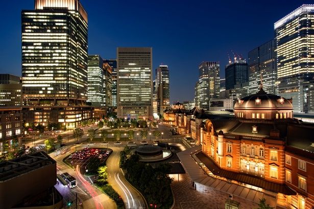 「東京駅丸の内駅舎」夜景に浮かぶ丸の内駅舎と高層ビル群 (C)(一社)東京ステーションシティ運営協議会