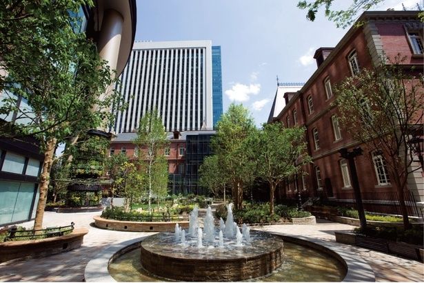 「丸の内ブリックスクエア」緑豊かな広場や三菱一号館美術館が隣接する 画像提供：三菱地所プロパティマネジメント