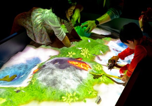 「リトルプラネット ダイバーシティ東京 プラザ」天地創造体験が楽しめるAR砂遊び 画像提供：リトルプラネット