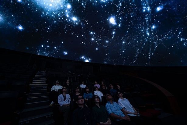 「日本科学未来館のドームシアター」壮大な宇宙のドラマを体感する鮮やかな映像世界 画像提供：日本科学未来館