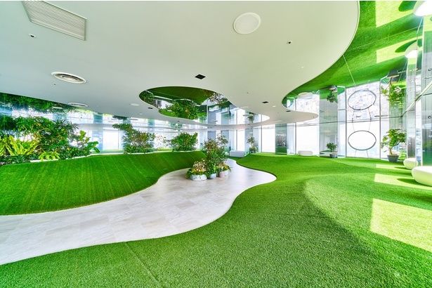 「サンシャイン60展望台 てんぼうパーク」季節の植栽と人工芝に囲まれた「てんぼうの丘」 画像提供：サンシャイン60展望台 てんぼうパーク