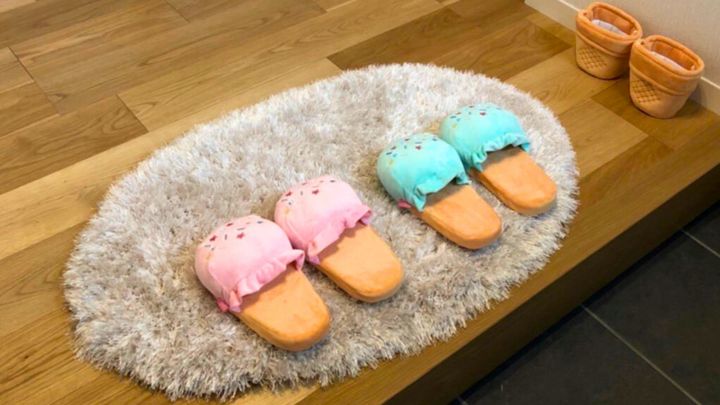 おうち時間を一気にポップにしてくれる、魔法のようなアイテムが話題を呼んでいます。おいしそうな巨大アイスクリーム…。でも実はこれ、ふわふわのスリッパなんです！