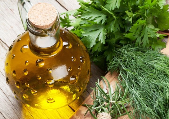 ハーブ味噌イメージ オリーブオイルとディルなどのハーブ