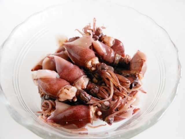 ガラスの器に入れられたホタルイカ