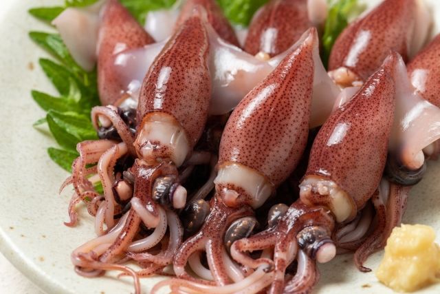 ホタルイカ おつまみ 生姜が添えられている