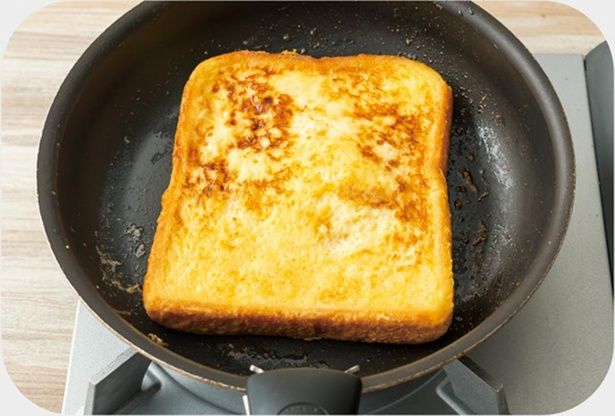 蓋をしながら両面を焼いて一度取り出す （C）ぼく／KADOKAWA