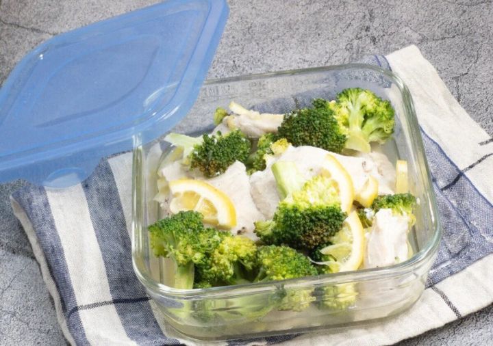 鶏むね肉とブロッコリーのレモンペッパー蒸し