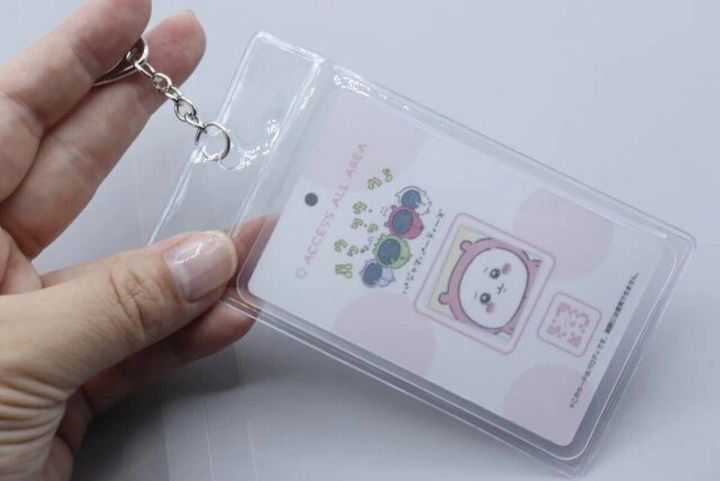 ダイソーのチェキを入れられるキーホルダー