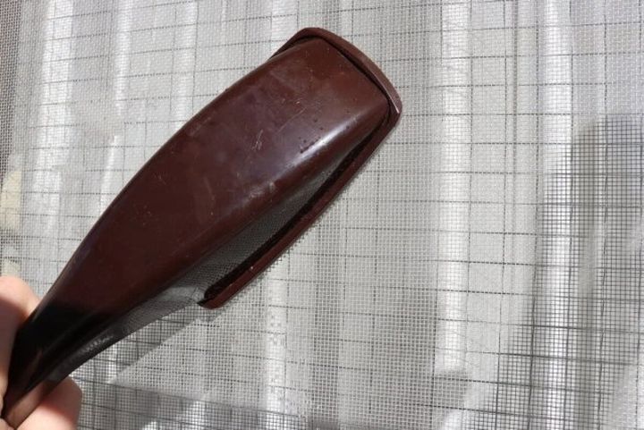 ダイソー 回転式ほこり取り ブラウン 使用例 網戸