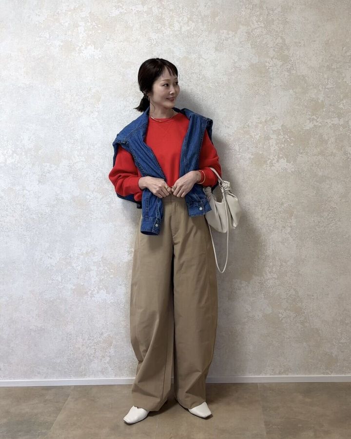 ユニクロジャージーバレルレッグパンツと赤トップスコーデ