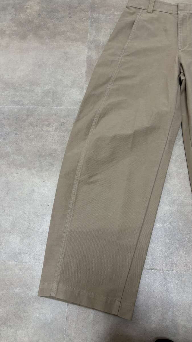 ユニクロジャージーバレルレッグパンツのカーブシルエット