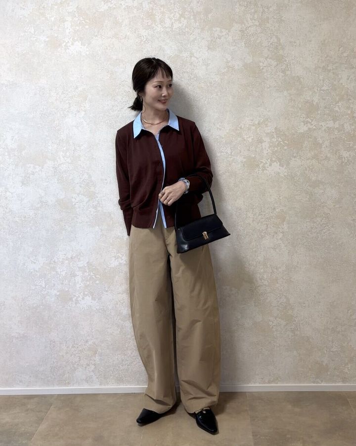 ユニクロジャージーバレルレッグパンツとブラウン×ブルートップスコーデ