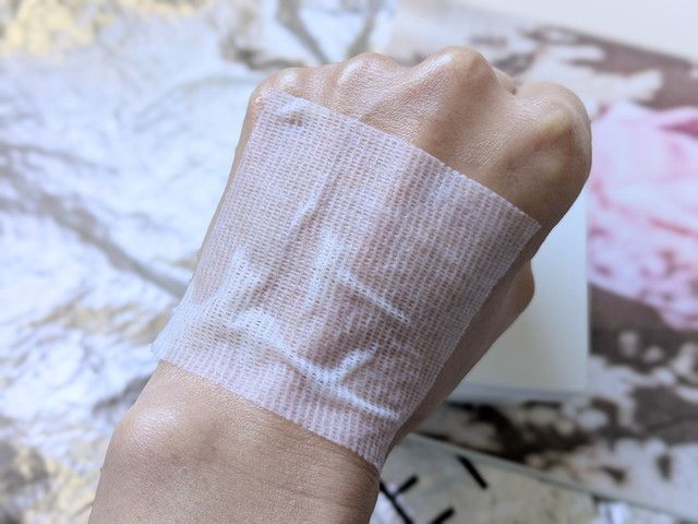 favs フィトコラーゲンパッド 手に広げた様子