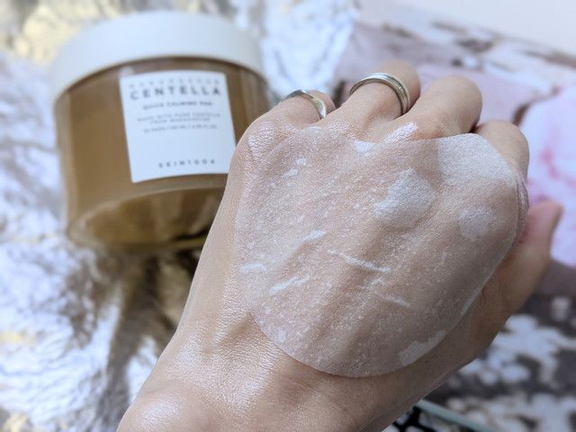 SKIN1004 センテラ クイックカーミングパッド 手に広げた様子