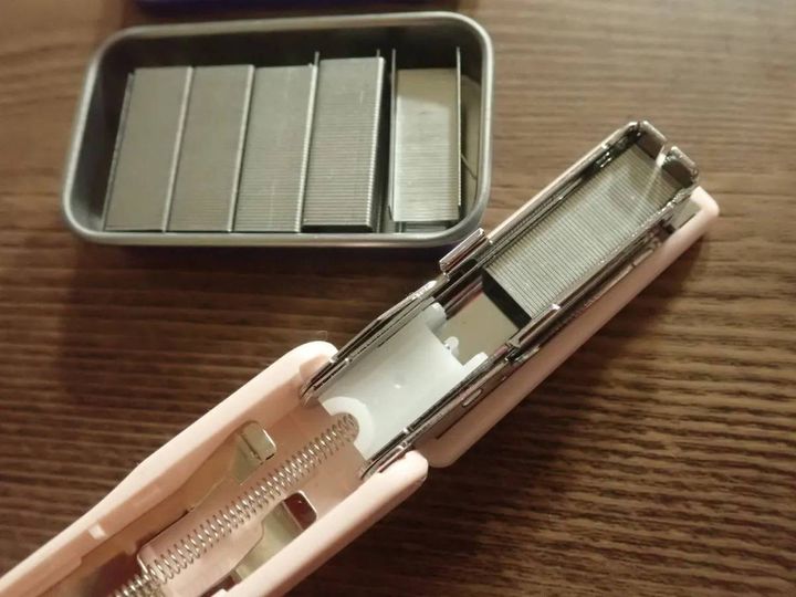 DAISO(ダイソー)：ホッチキス針(ケース付、ネコ柄、10号針、1000本)