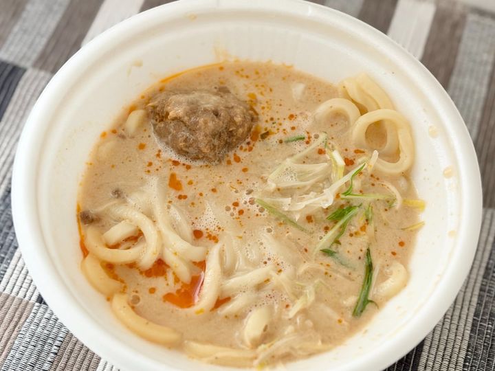 「思わずニンマリ」「まろやかで優しい味」【ファミマ】のピリ辛うどん